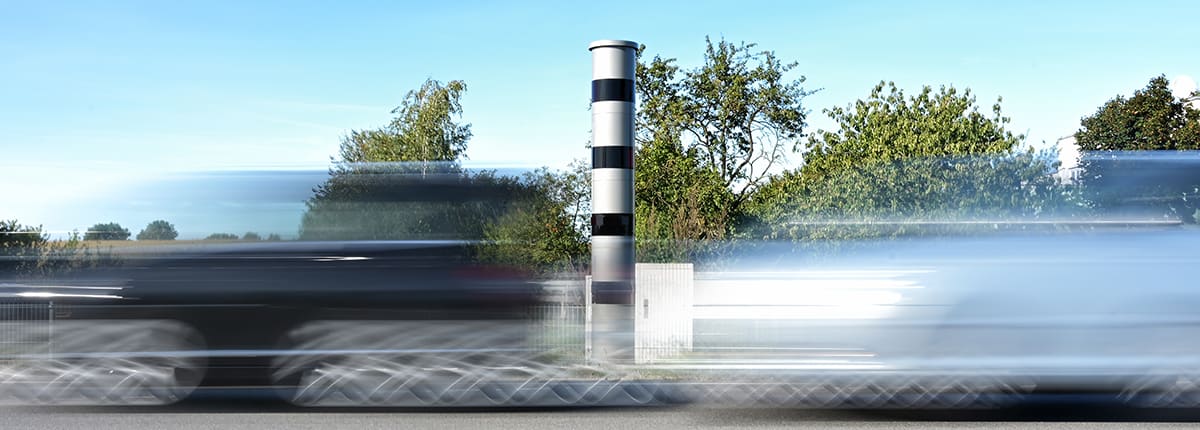 Rotlichtverstoß? Geblitzt? - Bußgeldbescheide / Verkehrsrecht Göttingen Am Blitzer vorbeifahrende Autos
