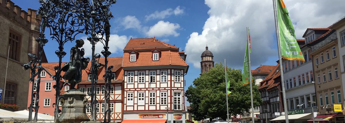 Blick auf Brunnen und altes Fachwerkhaus