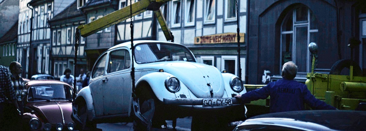 In Verkehrsunfall verwickelt? - Fachanwalt für Verkehrsrecht in Göttingen Kran hebt defekten VW Käfer an